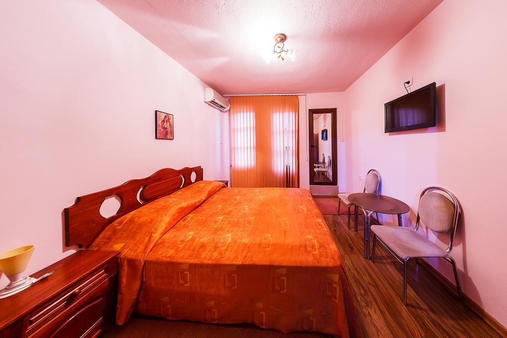Family Hotel Ogi Asenovgrad Bagian luar foto